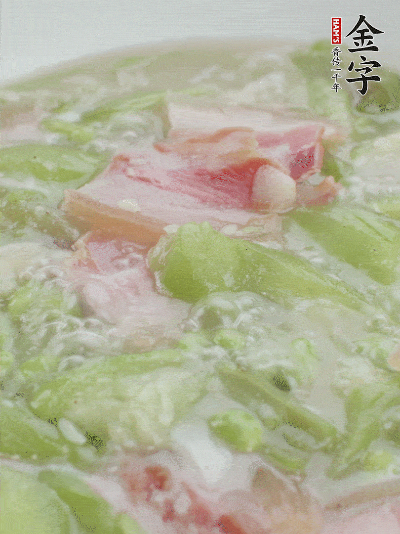 加一點熱水、白胡椒粉、雞精翻炒1分鐘。