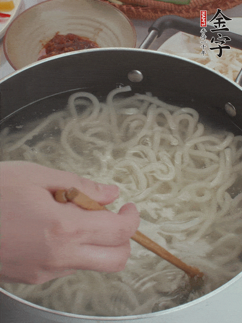 鍋中水煮沸，下烏冬面焯5秒鐘，撈出瀝干。