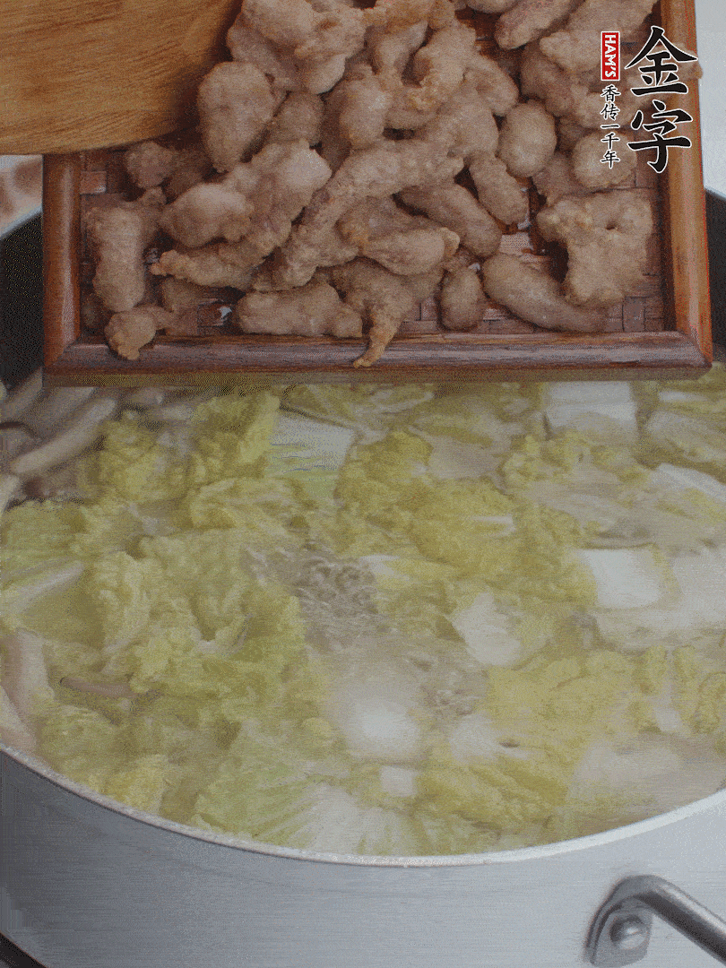 水開后煮10分鐘，下娃娃菜、小酥肉煮3分鐘。