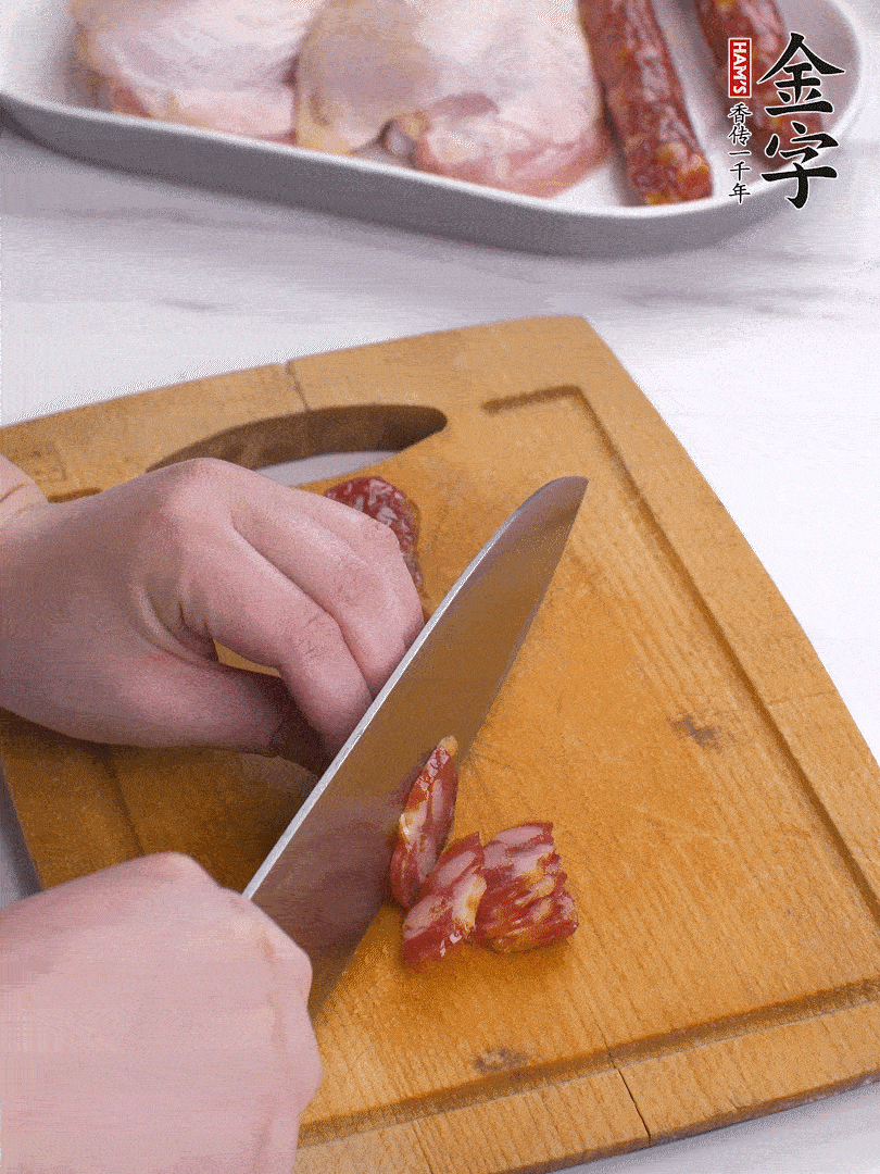 雞大腿去皮去骨切成塊，金字香腸切片，干香菇泡發(fā)切片，小蔥切蔥花。