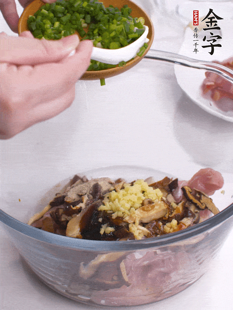 雞肉、香菇混合，加清水1/3杯、料酒1勺、蠔油1勺、鹽1勺、糖1/4勺、白胡椒1/4勺、食用油1勺、香油1/4勺、姜末、蔥花，攪拌均勻腌制2小時。