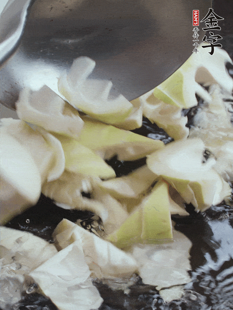 新鮮春筍去老根，剝殼切滾刀塊焯水去澀。