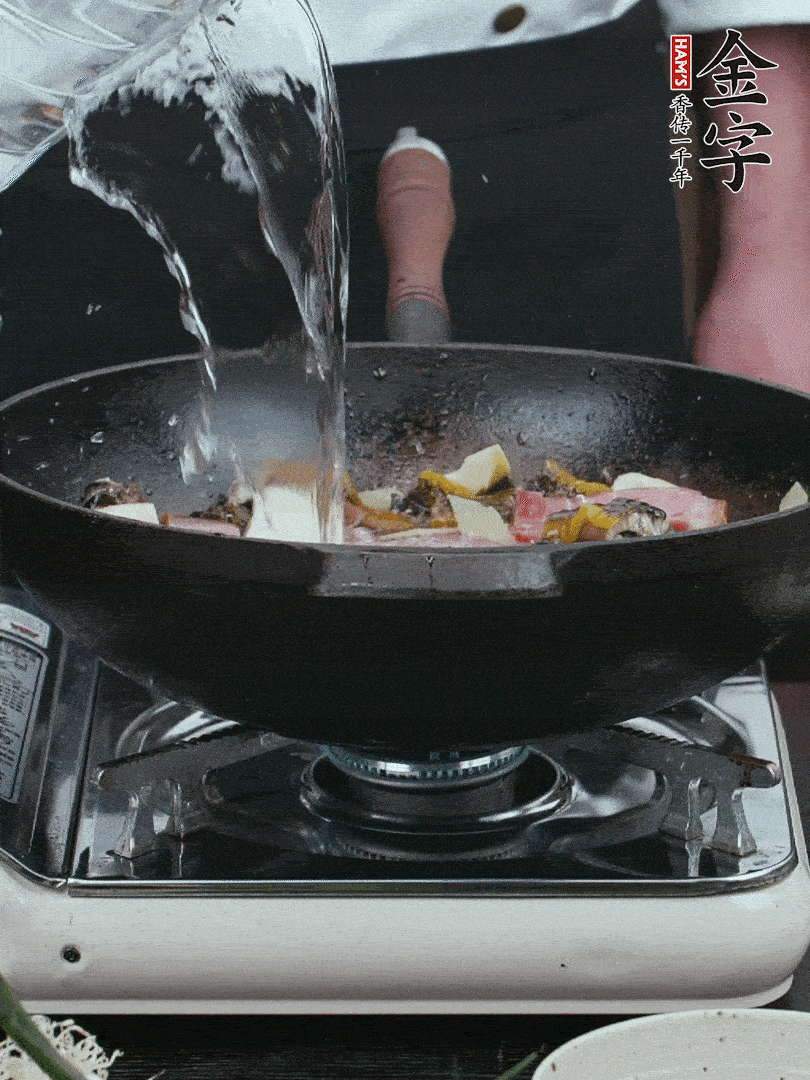 加適量黃酒，倒清水沒(méi)過(guò)。