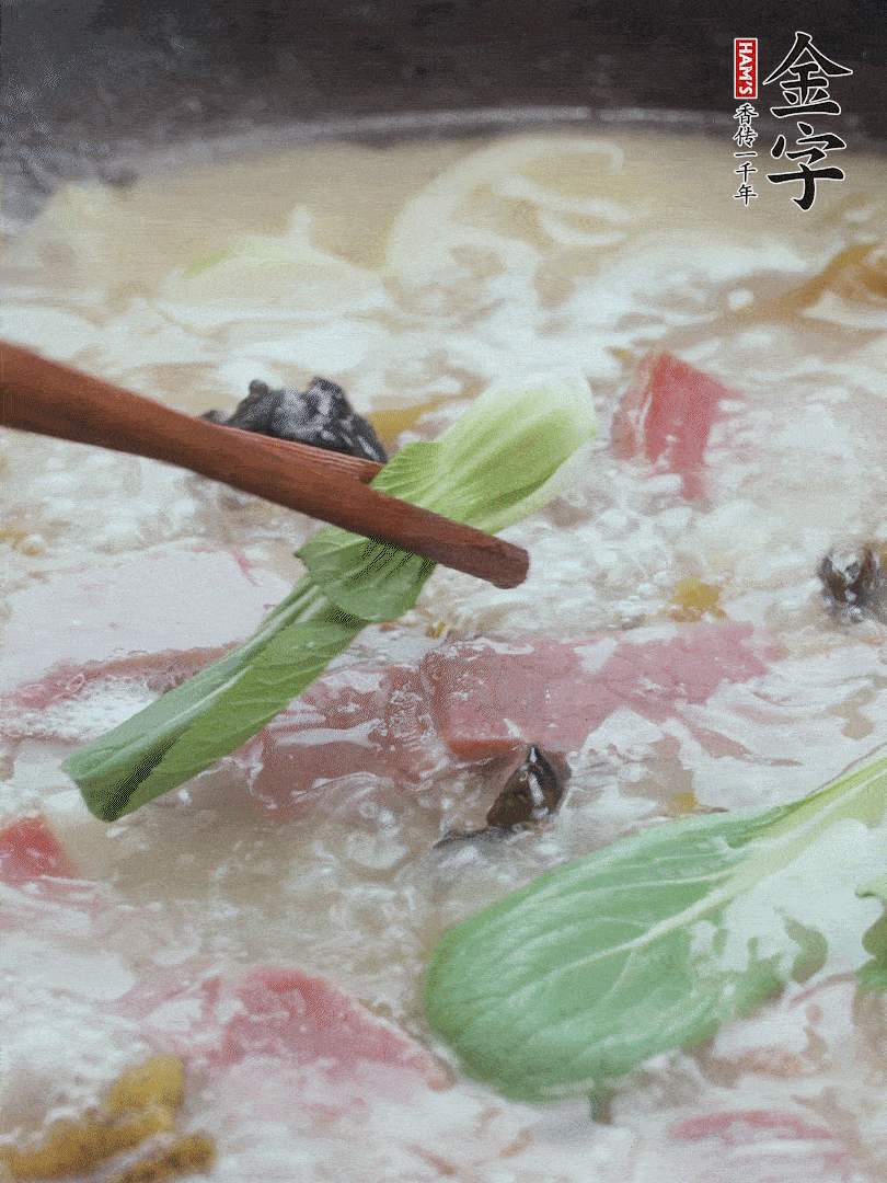 撈出蔥結(jié)，小菜心點(diǎn)綴。