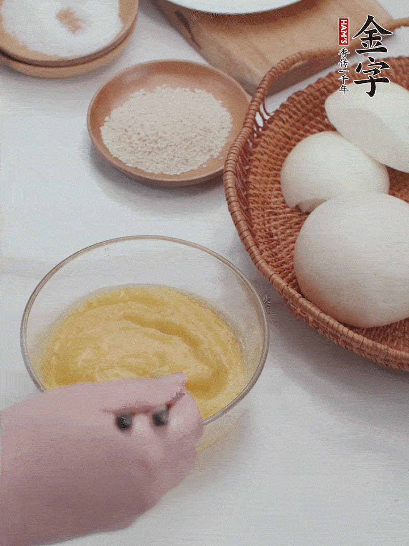 2個雞蛋加入1小勺鹽、1/2小勺胡椒粉打散。