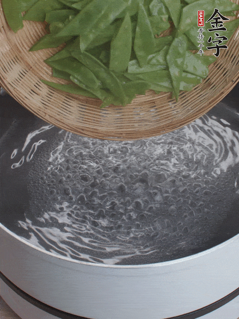 甜豆莢撕掉老筋，斜切兩半，焯水1分鐘。
