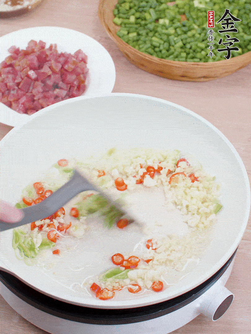 鍋中熱油，蔥姜蒜、小米辣煸香。