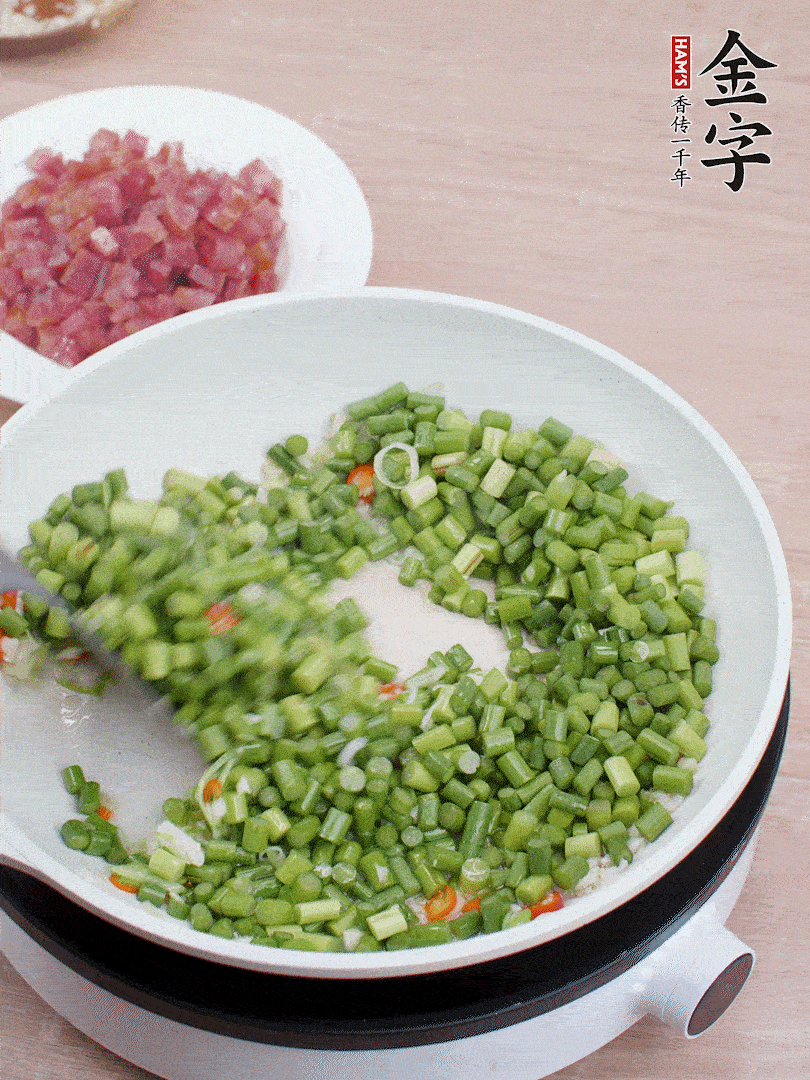 下蒜苔丁、一點(diǎn)鹽翻炒。