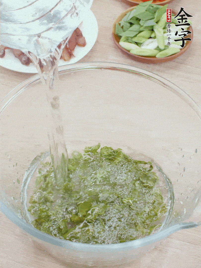 萵筍干溫水泡2小時，青紅辣椒切圈，姜切片，青蒜斜切段。