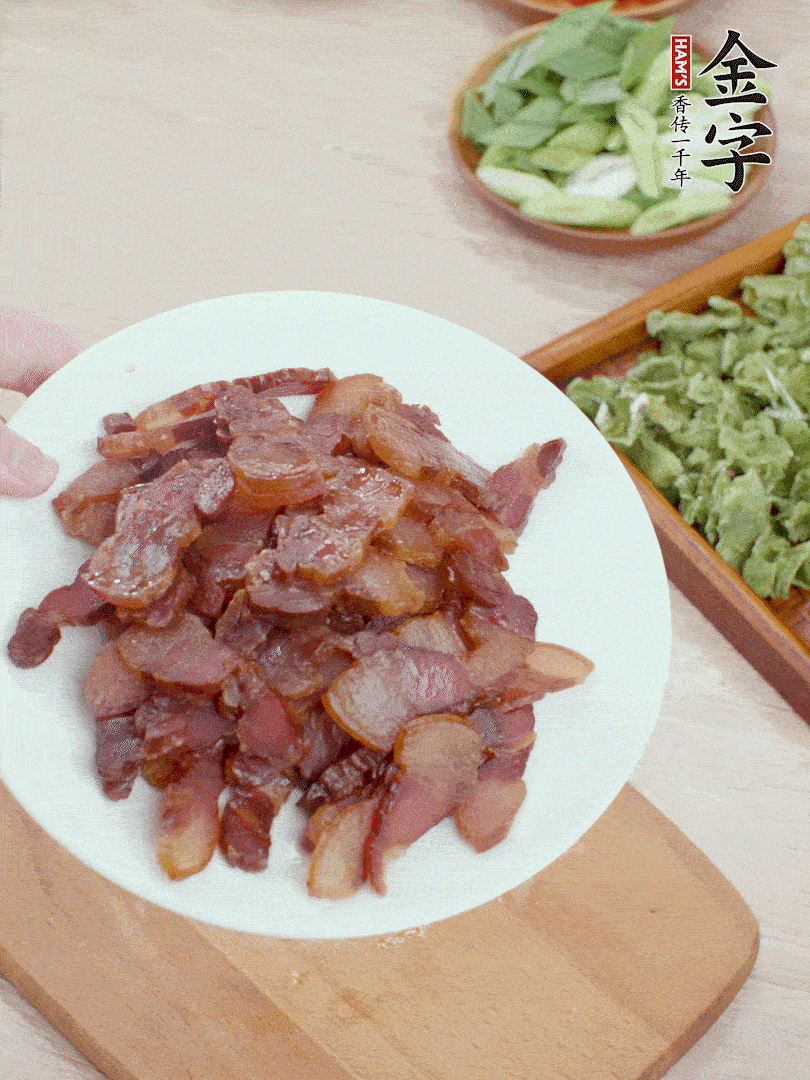 臘肉水煮15分鐘，切薄片。