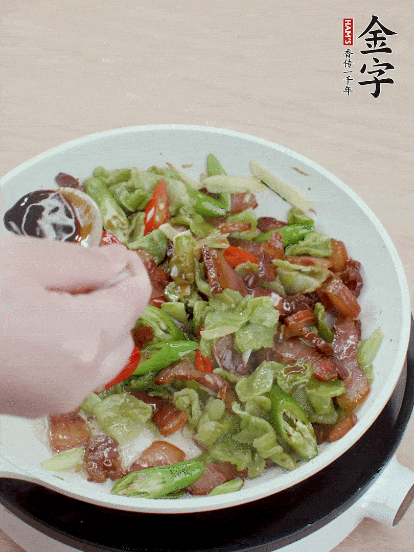 2勺生抽調(diào)味，最后撒蒜葉。