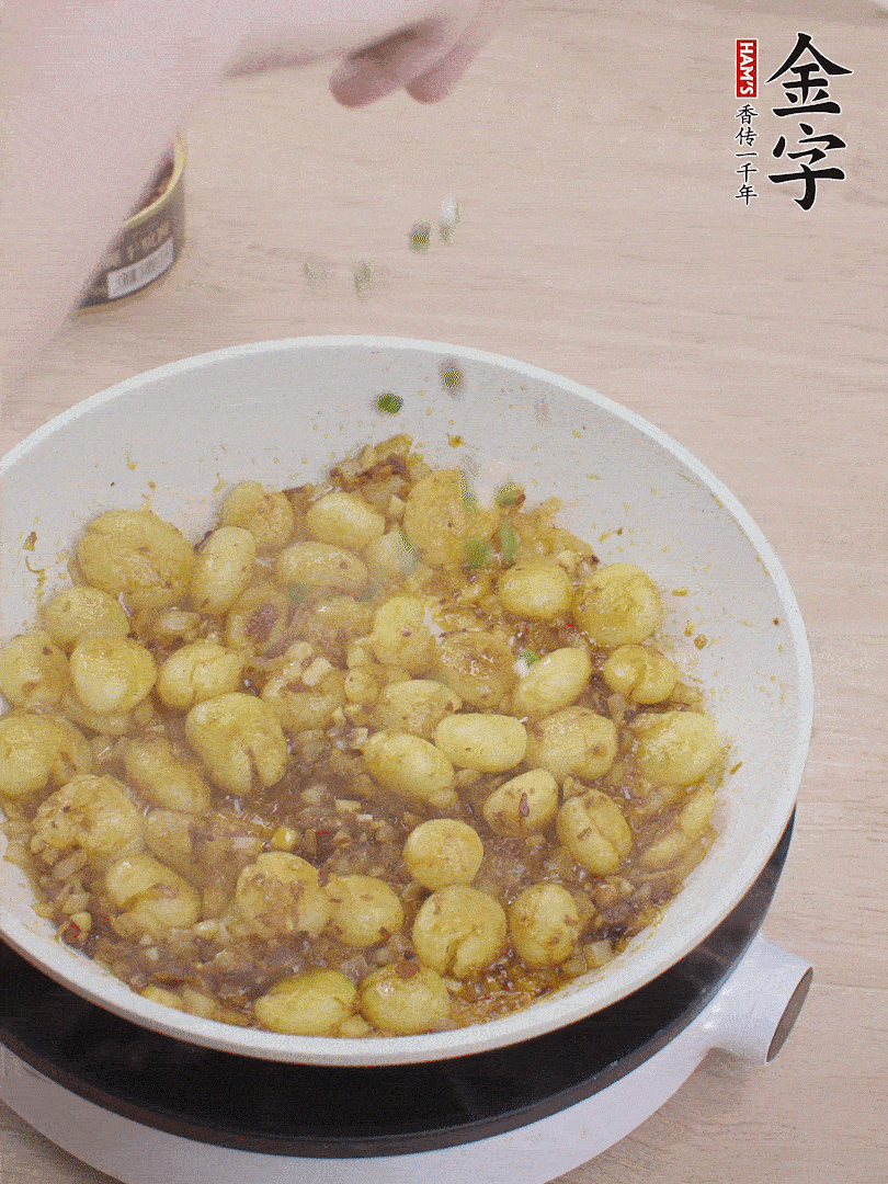 撒上蔥花。