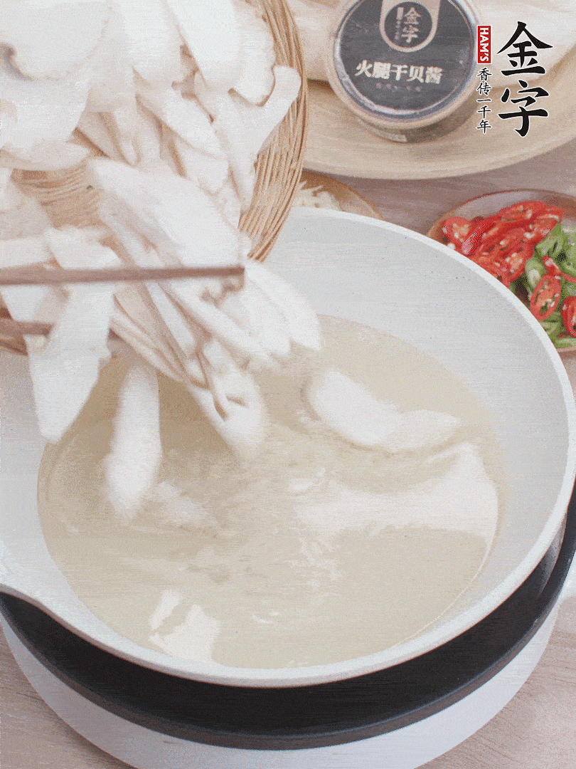 杏鮑菇切成片，油溫7層熱炸2分鐘。