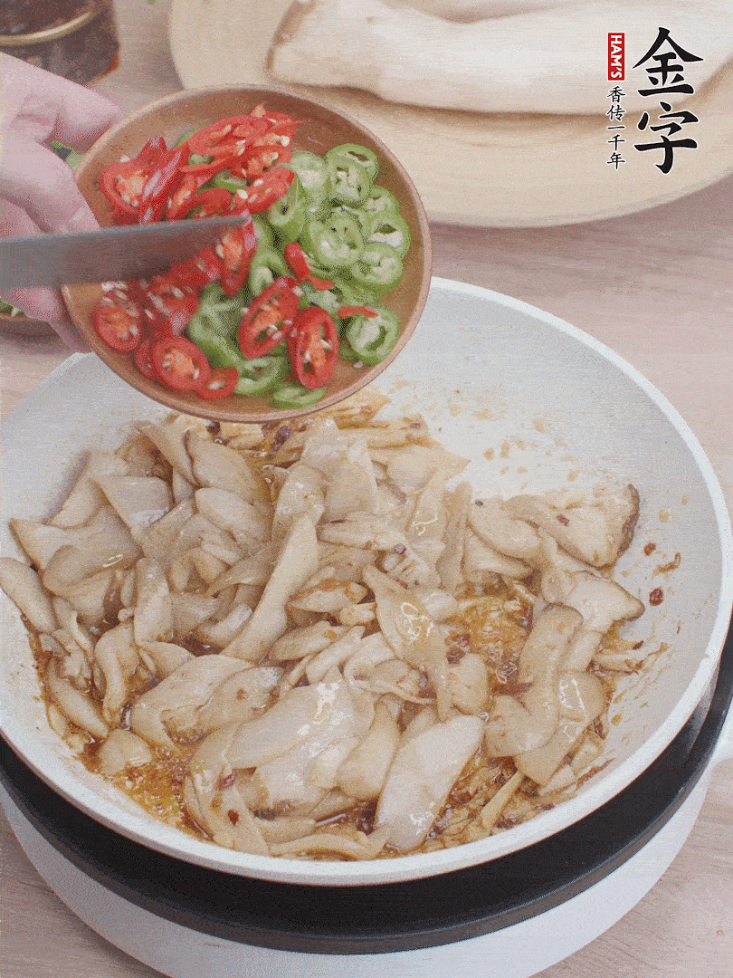 下杏鮑菇、青紅辣椒炒出香味。