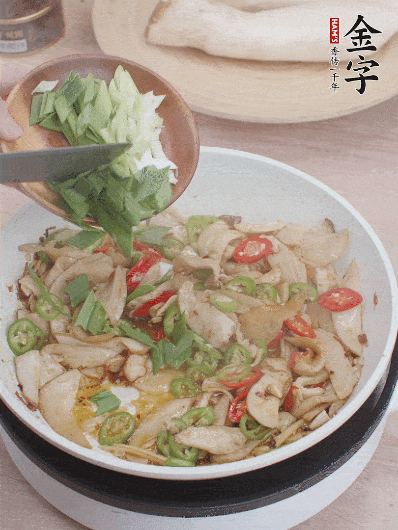 淋少許料酒、最后放大蒜葉。