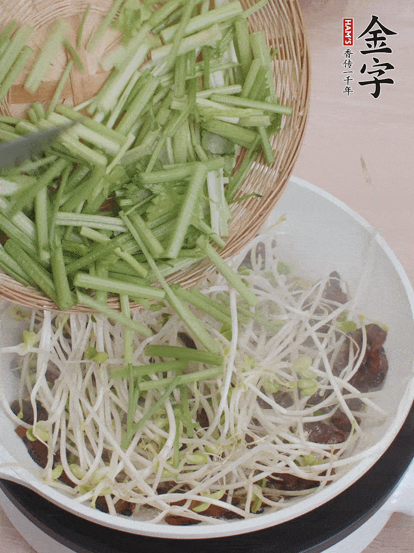 下豆芽、香芹翻炒均勻。