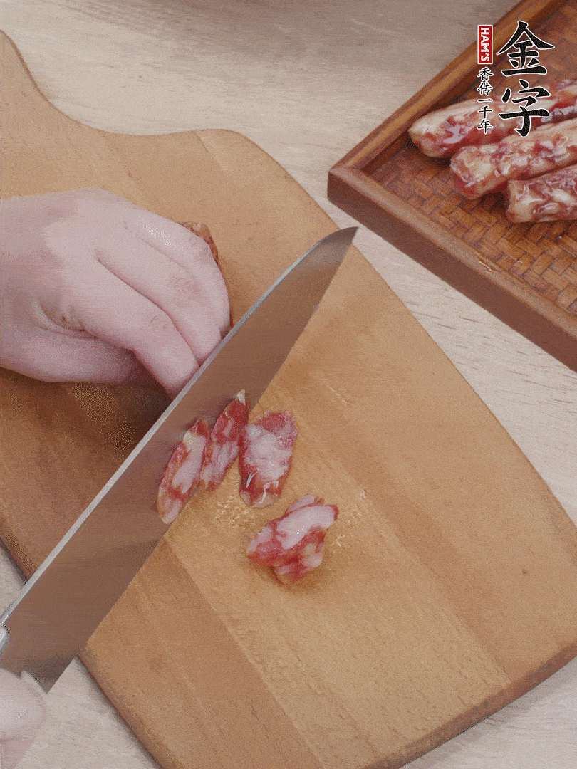 金字香腸斜切片，芹菜切段，小洋蔥切絲，綠菜椒切小塊。