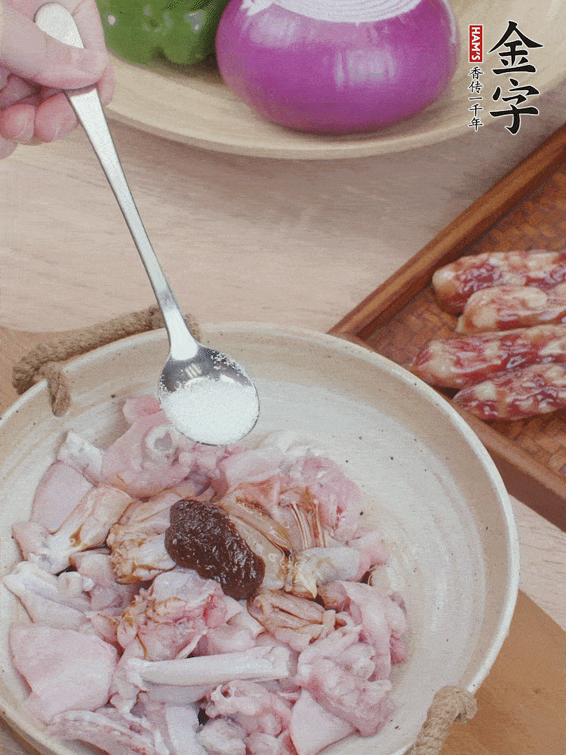 牛蛙塊加1勺柱候醬、1勺生抽、1/3勺白砂糖腌漬20分鐘。