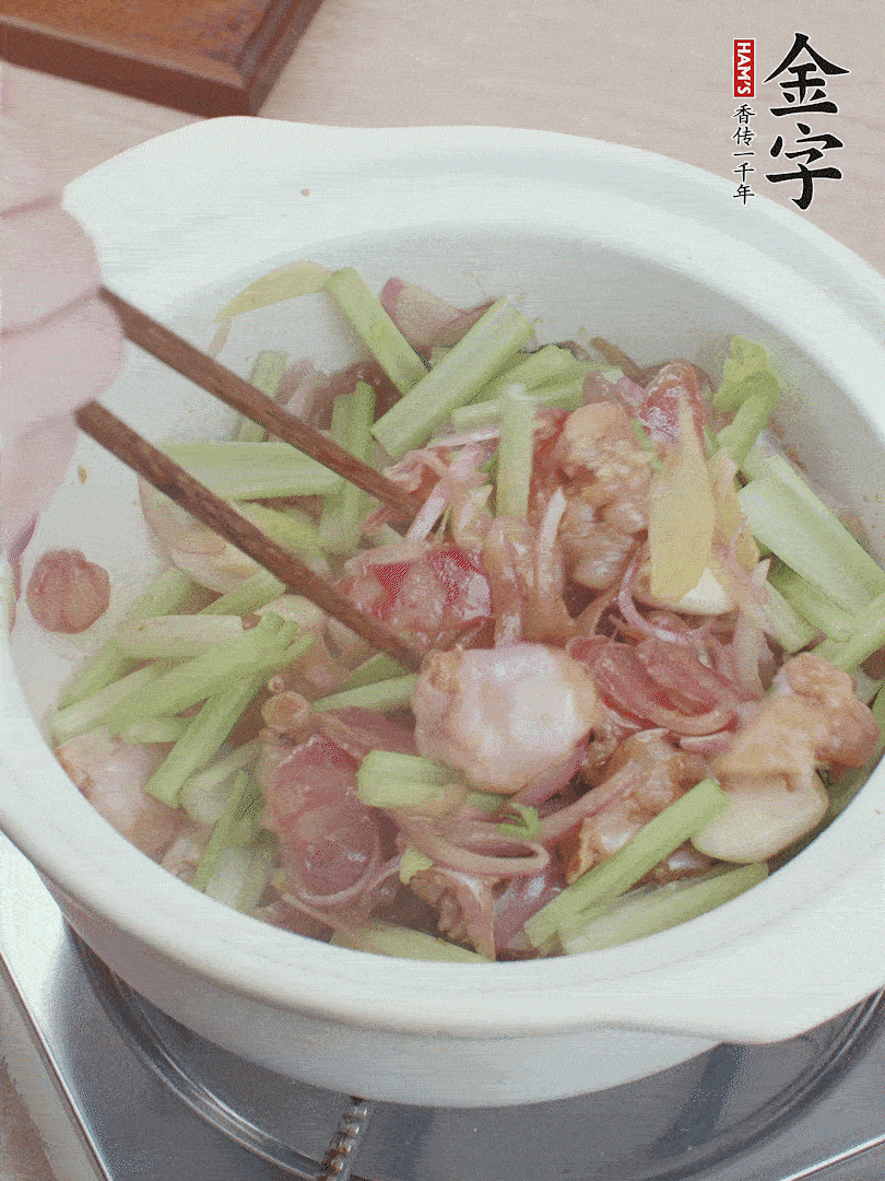 下牛蛙、芹菜、香腸翻炒。