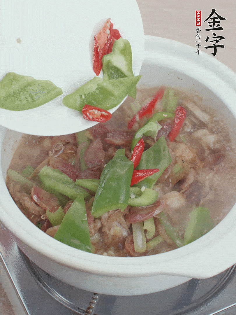 下綠菜椒，翻炒1分鐘。