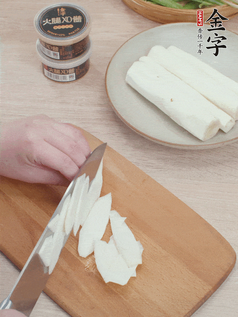 鐵棍山藥去皮，斜刀切片。