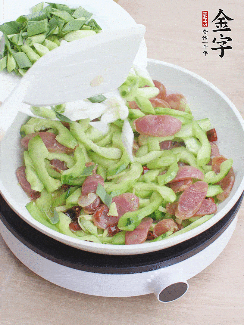 下青蒜翻炒。