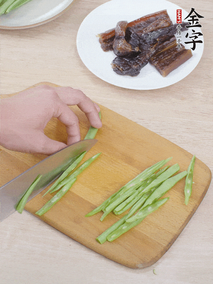 四季豆切絲。