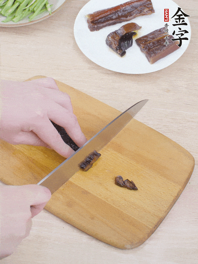 提前煮好的金字醬油肉切片。
