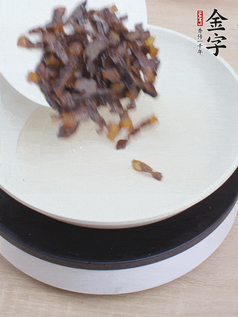 油熱倒醬油肉，編出香味。