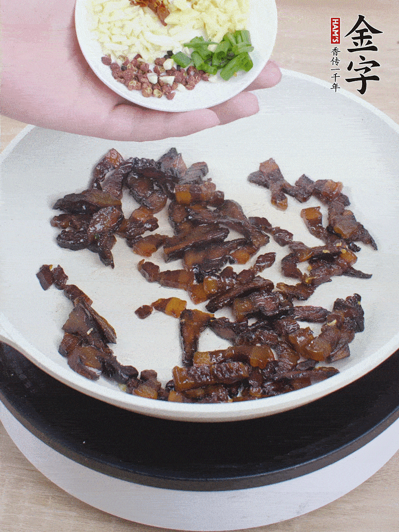 下蔥姜蒜、干辣椒、花椒粒炒香。