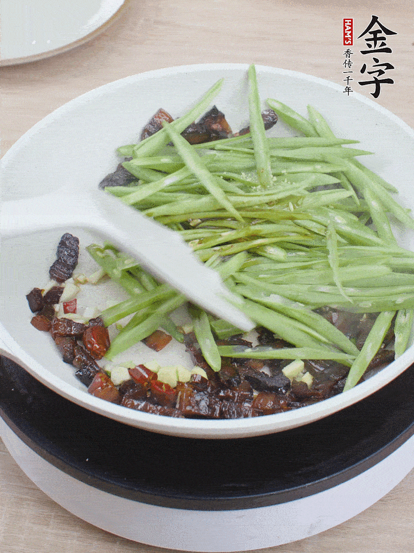 下豆角，生抽、雞精調(diào)味，炒到斷生。