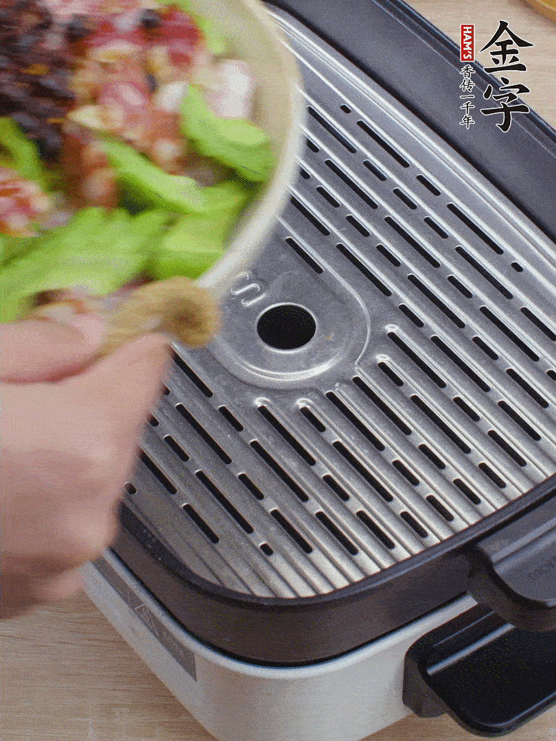 小排、苦瓜、香腸依次碼入，撒上豆豉蒸25分鐘。