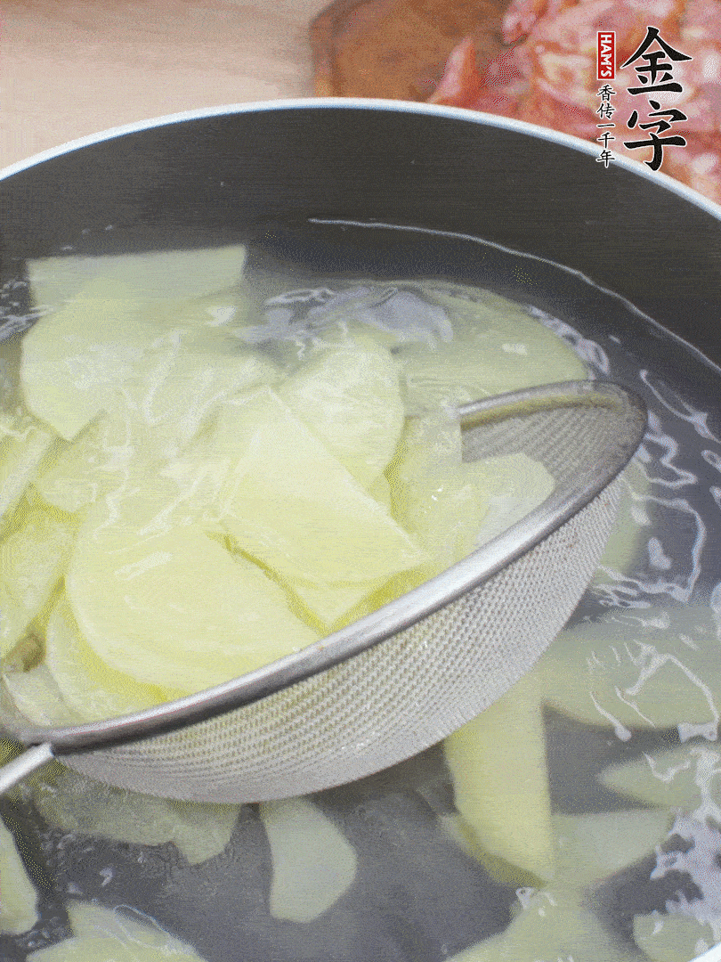 土豆去皮切片，汆燙1分鐘。香腸切薄片。