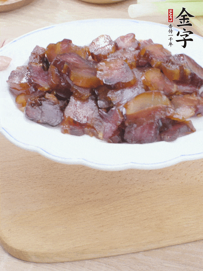 金字醬油肉水煮15分鐘，切薄片。