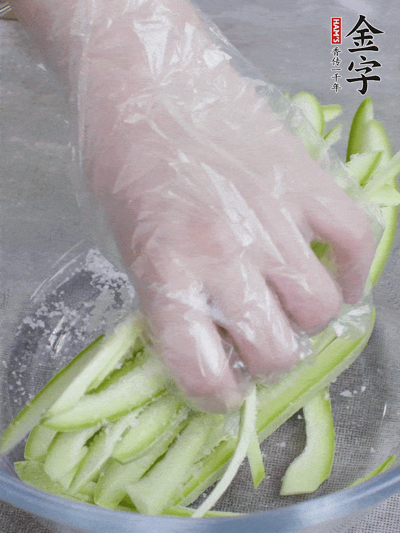 加鹽腌制15分鐘，清洗后擠干水份。