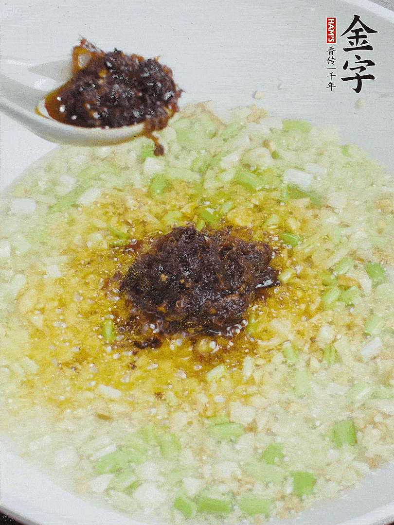 下蔥姜、1大勺金字火腿大師醬爆香。