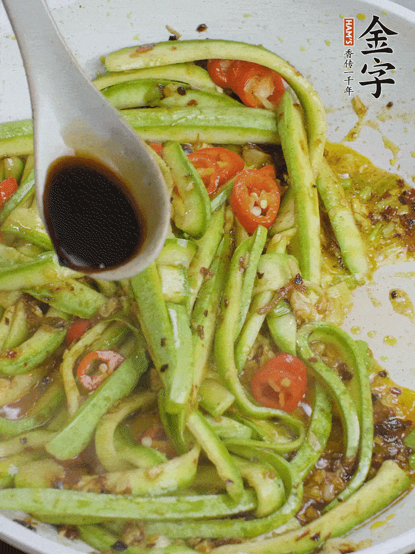 下西葫蘆，加1勺生抽、半勺蠔油、辣椒圈翻炒至斷生。