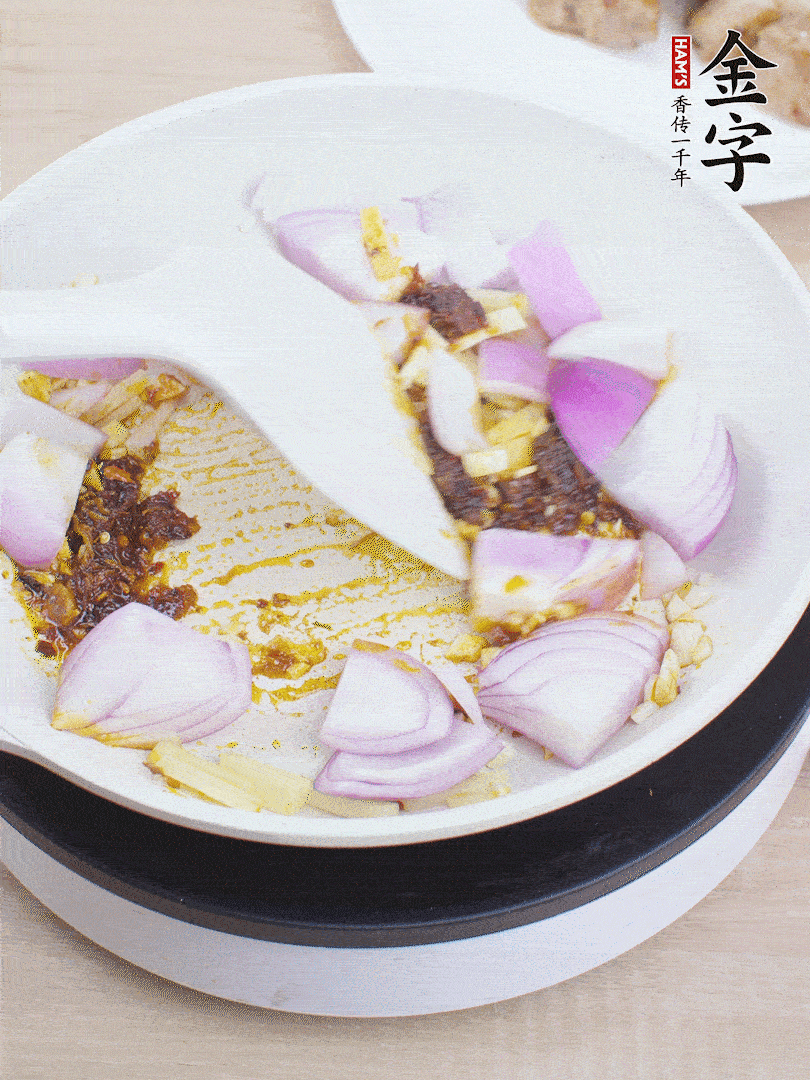 另起一鍋，姜、蒜末、1勺金字火腿大師醬、洋蔥塊炒香。