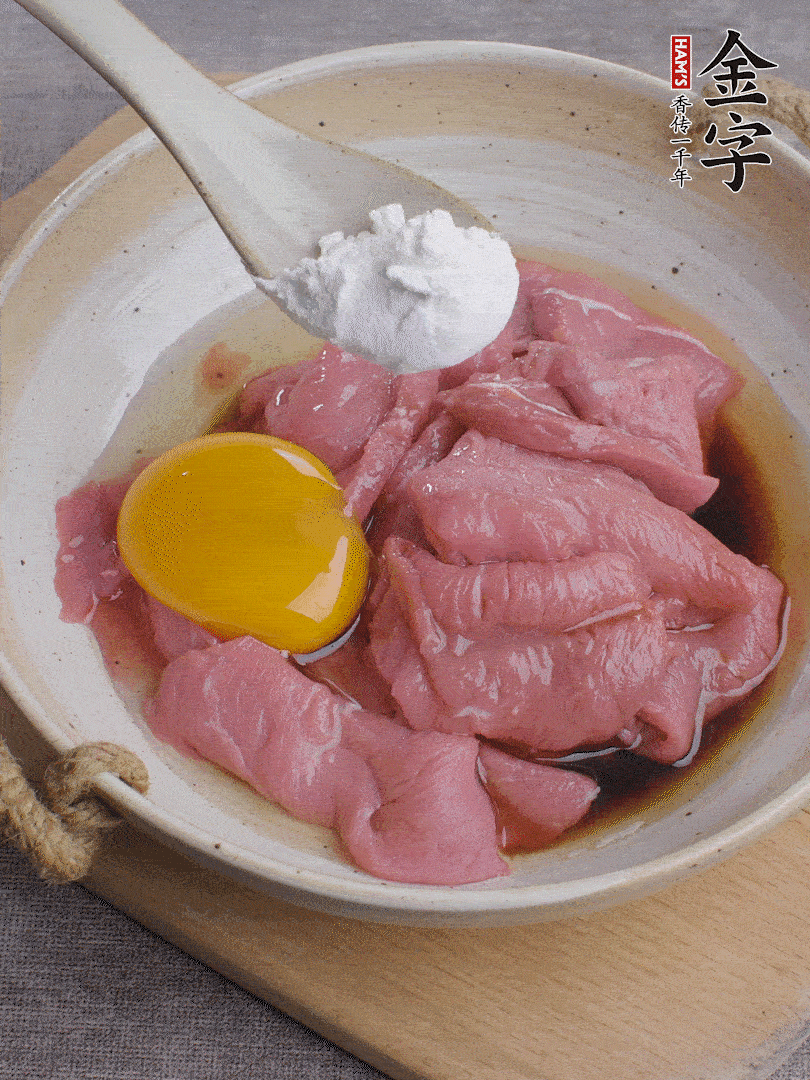 牛肉切片，雞蛋1個、水2勺、料酒1/2勺、生抽1/2勺、生粉1勺腌15分鐘。