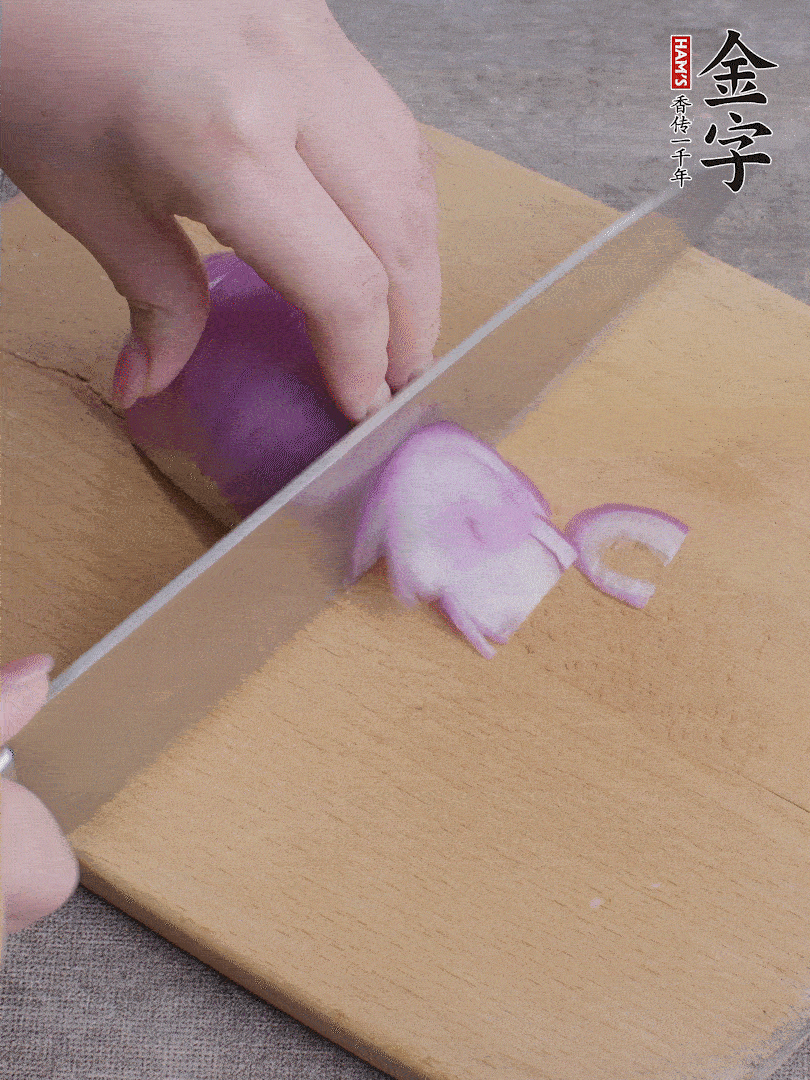 洋蔥切絲、蔥切段。