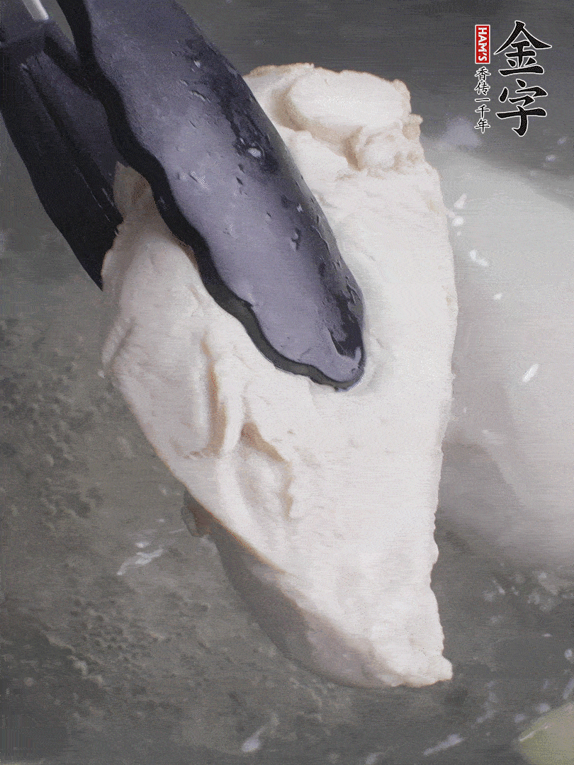 雞胸肉冷水下鍋，加姜片煮熟。過冰水撕成細絲。