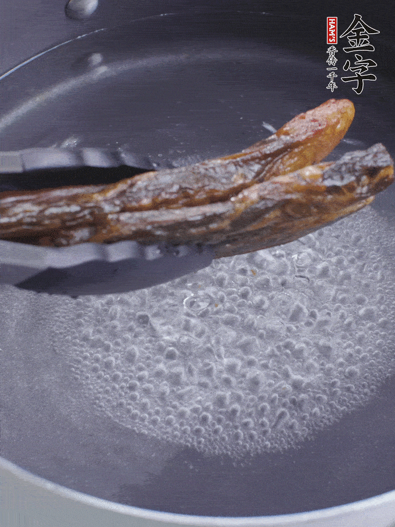 金字醬油肉水煮15分鐘，切薄片。