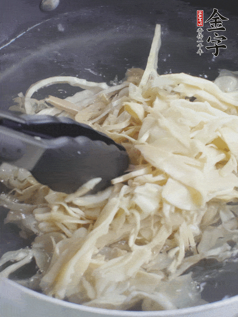 糯米筍焯水1分鐘，過涼水，擠干水份。