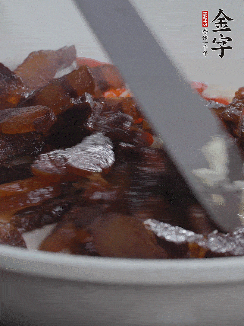 下醬油肉，煸出油脂。