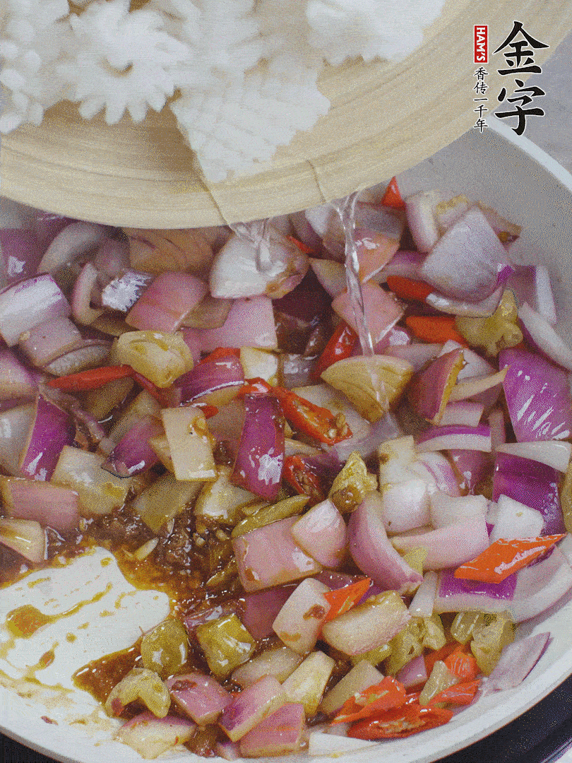 下魷魚(yú)花，2勺料酒炒勻。