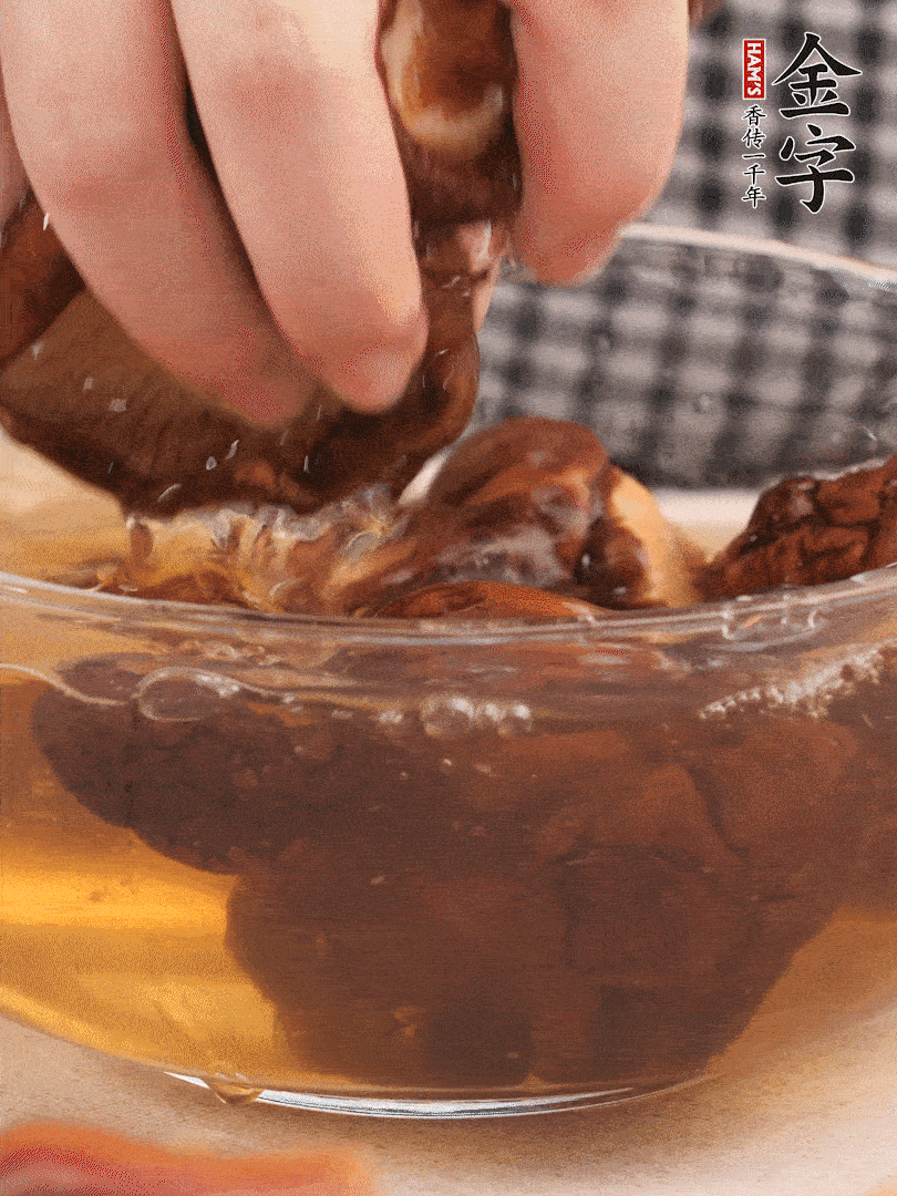 干香菇溫水泡發(fā)，去蒂洗凈切十字。