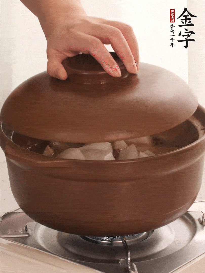 倒沒過食材的熱水，大火燒開。蓋上蓋子轉(zhuǎn)中小火，燉15-20分鐘。等蘿卜煮到喜歡的軟爛度就可以關(guān)火。