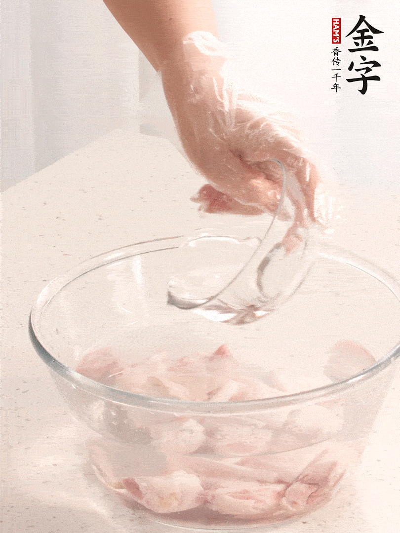 豬蹄除去雜毛、刮去油膩，斬成大塊，冷水浸泡半小時(shí)出血水，冷水下鍋，放入姜片、醋去腥，水燒開(kāi)大約2分鐘，撈出。（白醋能夠讓豬蹄更白凈）