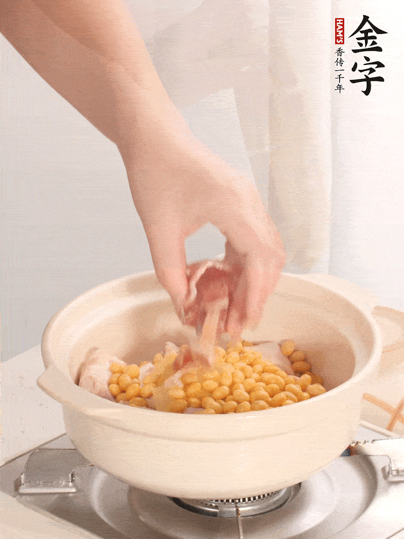 湯鍋放入豬蹄、姜片，加入黃豆、火腿，倒入足量的清水、適量料酒。