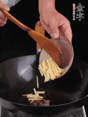 留少許余油，下姜絲、毛豆、火腿翻炒。